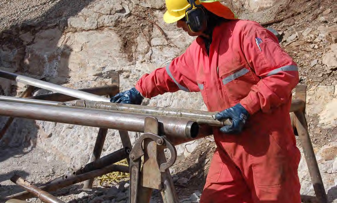 Extracción de Testigo de Roca, durante ejecución de un Sondaje Geotécnico - Sistema Diamantino de Triple Barril de Muestreo - Diámetro HQ3