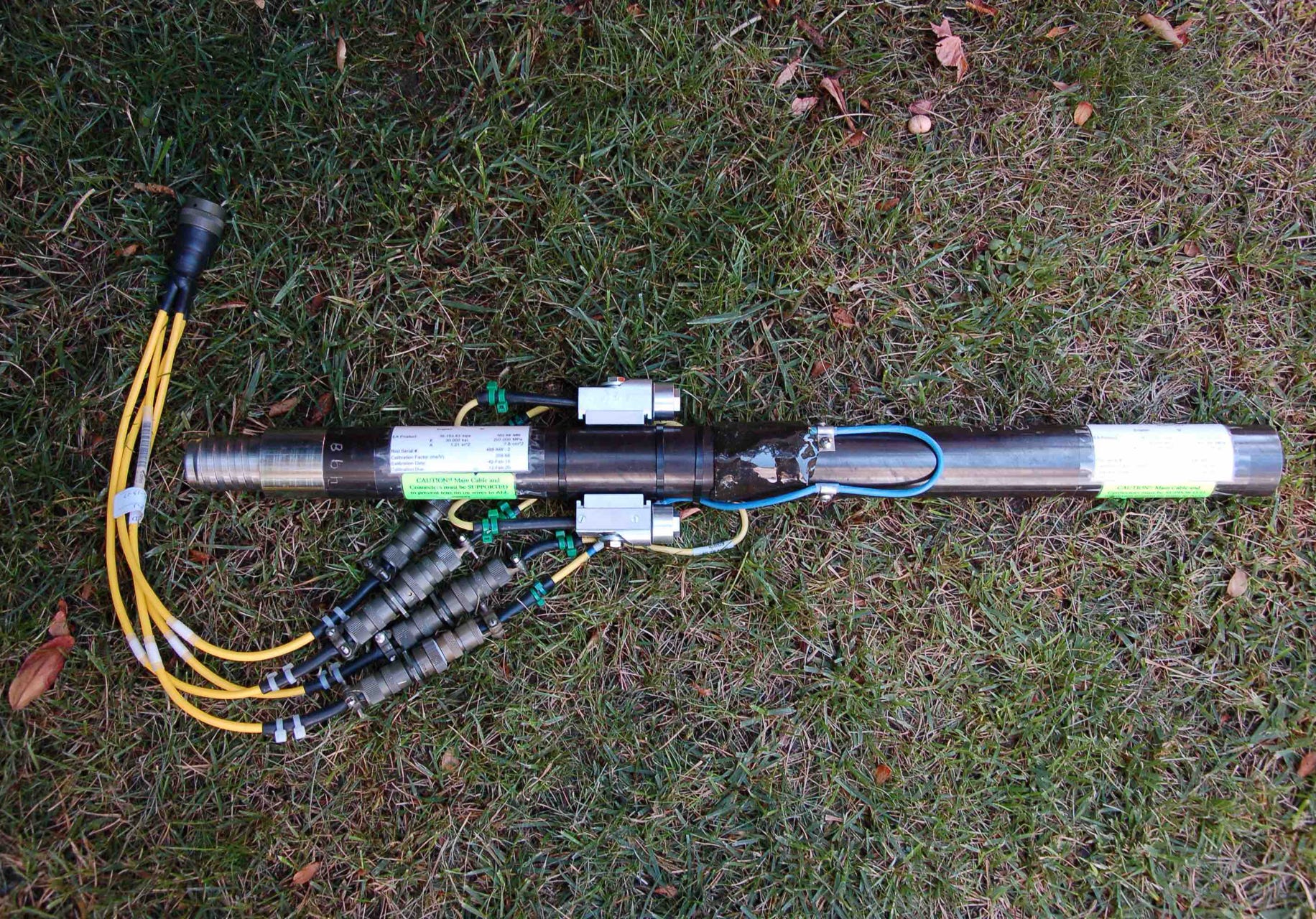 “Barra Instrumentada AW”, para medición de la energía transmitida.  Cuenta con 2 strain gauges y 2 acelerómetros. Configuración conforme a última versión de la Norma ASTM D4633:2016.